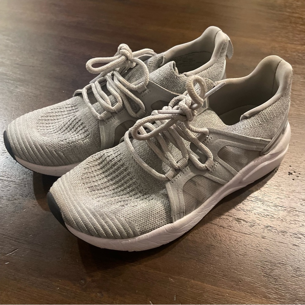 Fabletics Carlinga Performance Sneaker Light Gray Knit Athletic Shoes Womens 6.5